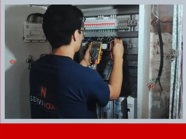 Técnico midiendo con multímetro en tablero de planta