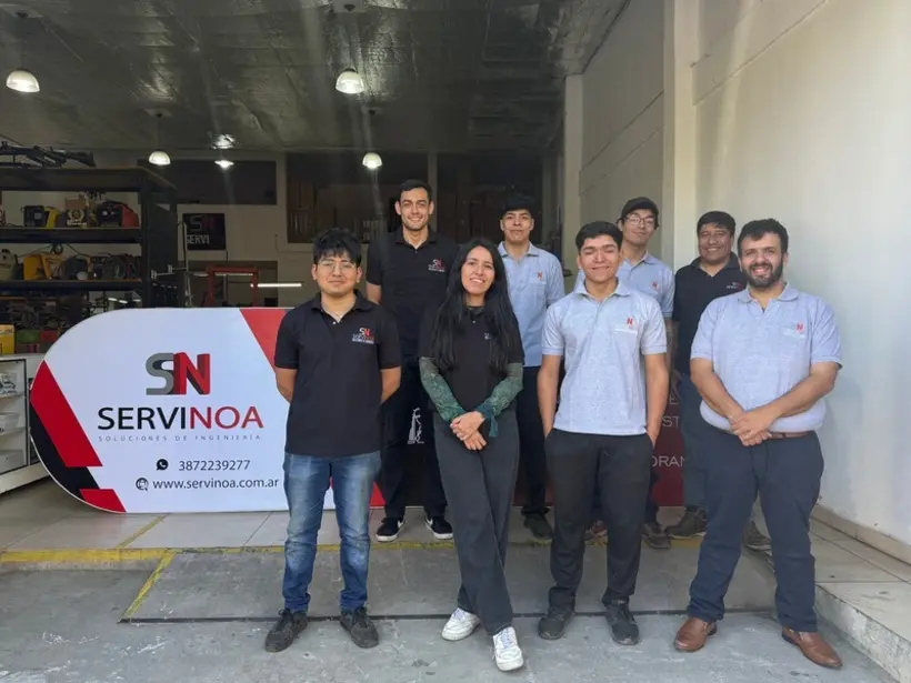 Equipo de técnicos de ServiNOA frente al taller en Salta